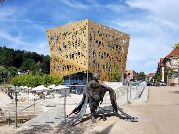 Geflügeltes Wesen vor dem Forum Gold und Silber