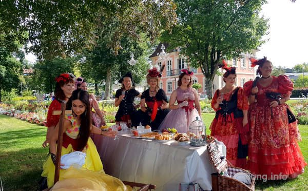 barocke Tanztruppe vor einer Speisetafel