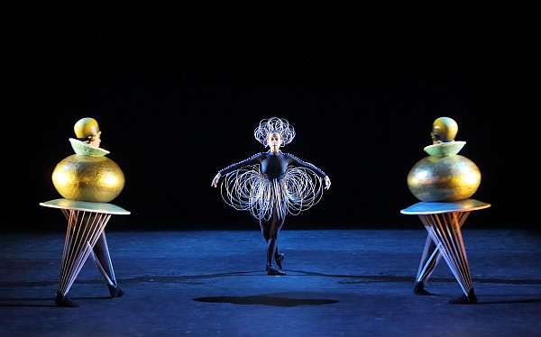 Drahtrock und Goldkugel im Triadischen Ballett von Oskar Schlemmer