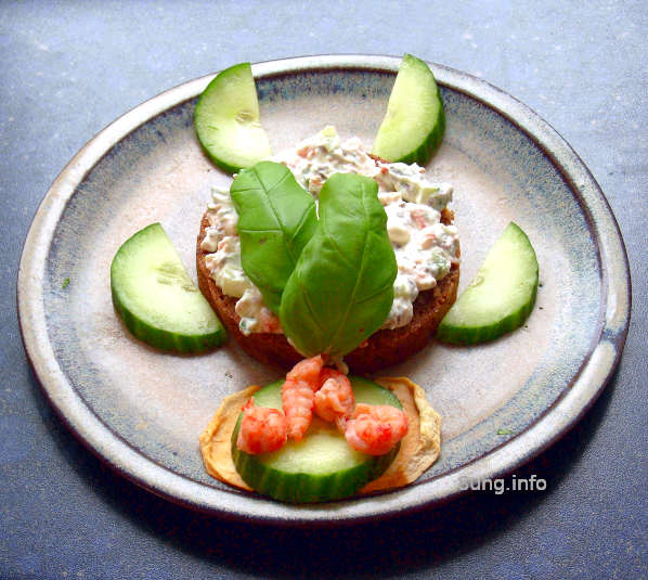 Frischkäsecreme mit Flusskrebsen, Gurke, Apfel und Basilikum auf Vollkornbrot