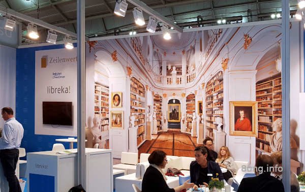 Anna-Amalia-Bibliothek als Hintergrund auf der Buchmesse