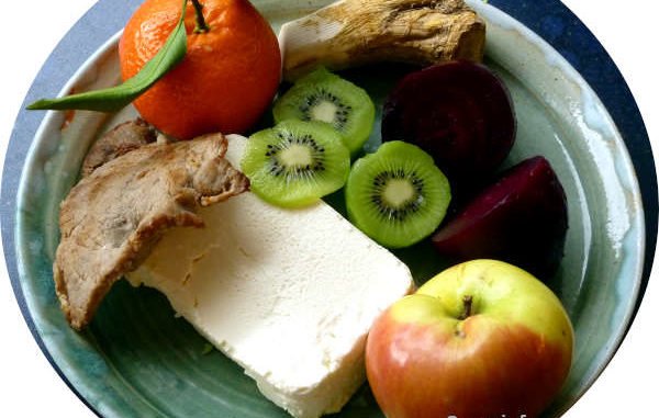 Frischkäse mit Rote Bete, Kalbfleisch, Kiwi, Mandarine, Apfel, Meerrettich