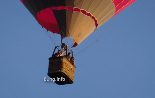 Ballonfahrt mit Leuten im Korb