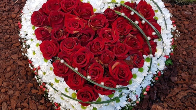 Blumenherz mit roten Rosen