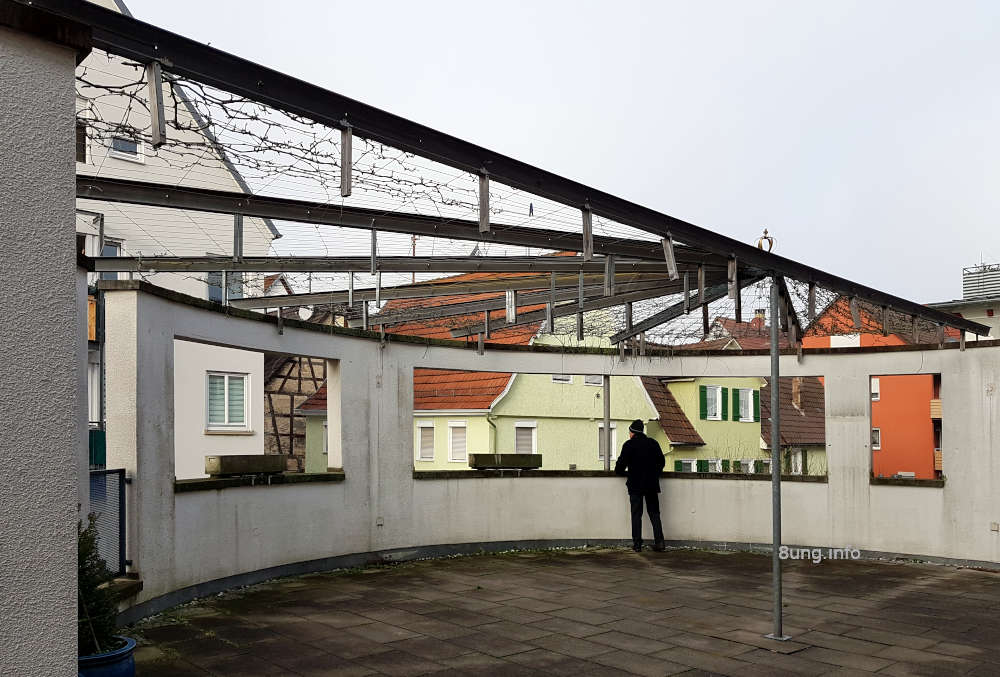 Dachterrasse eines Gasthauses, ohne Tische und Stühle