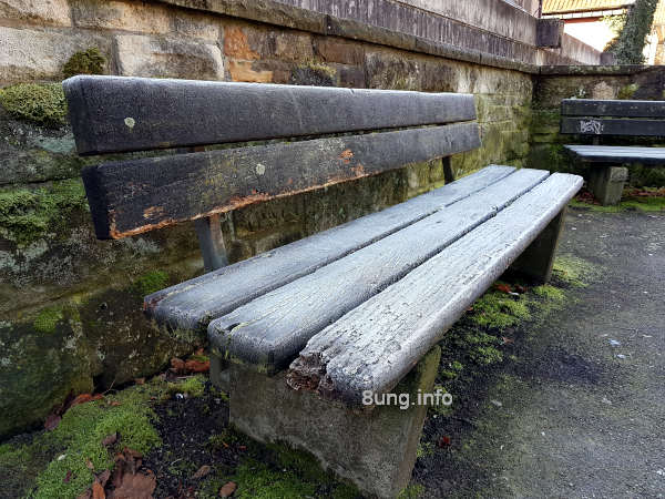 Wetterprognose Mai 2020: alte Holzbank mit Raureif