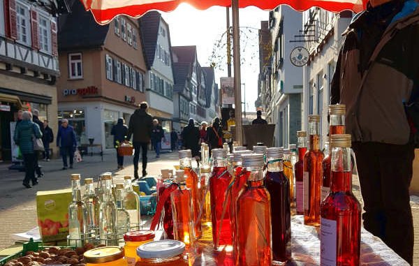 Bäuerin mit selbst gebranntem Schnaps