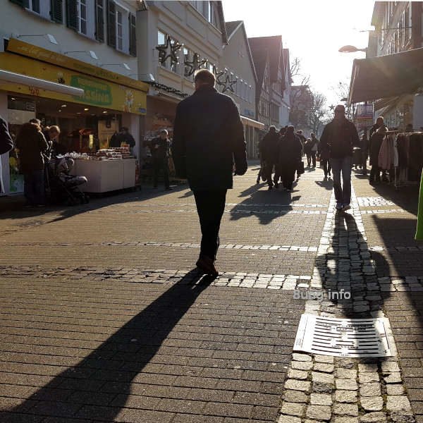 Wetterprognose Juli 2020: Spaziergänger in der tief stehenden Dezembersonne