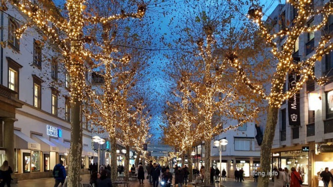 Lichterketten vor Weihnachten