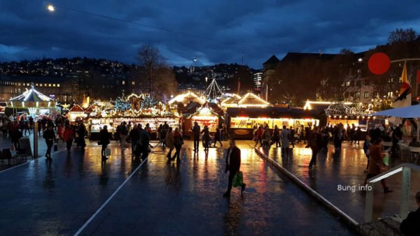 Dezember-Vollmond, Weihnachtsmarkt, dunkel mit hellen Lichtern