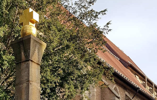 Golden glänzt das Kreuz, wenn die Sonne drauf scheint