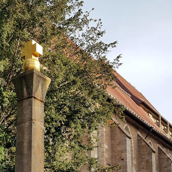 Golden glänzt das Kreuz, wenn die Sonne drauf scheint