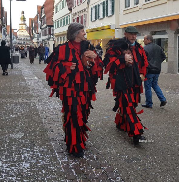 Männer in Fastnachtskostümen