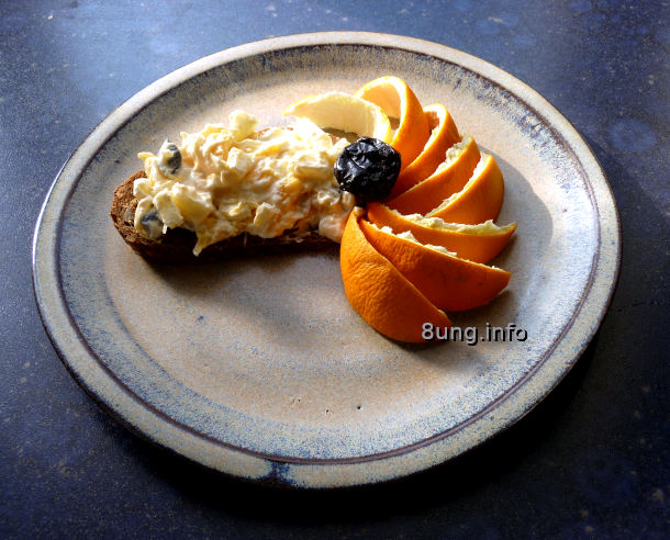 orange, apfel, pflaume, kuerbis, sonnenblume, frischkäse angerichtet