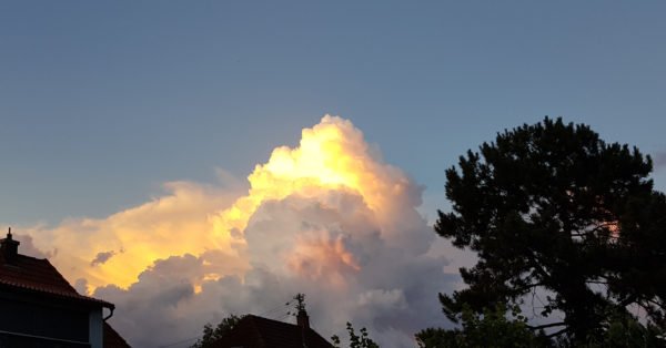 Vollmond Juli 2020 - Wolken werden von der Sonne angestrahlt 