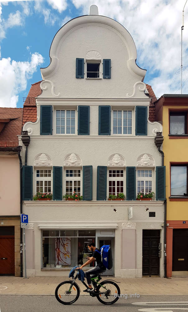 Blauer Himmel, weiße Wolken