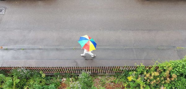 Wetter im Oktober 2020 - Bunter Regenschirm bei feuchtem Wetter