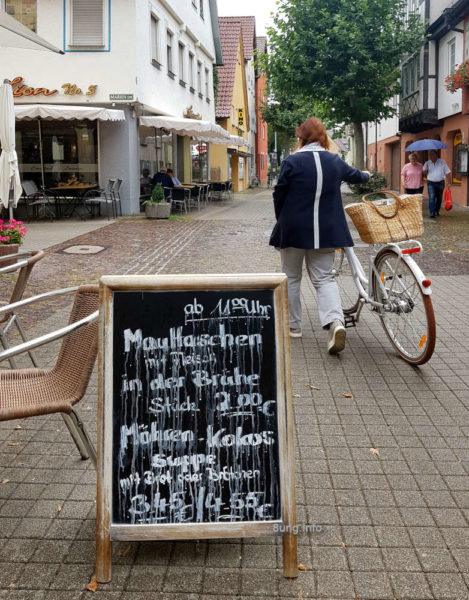 "Ab 11 Uhr Maultaschen" Schild im Regen
