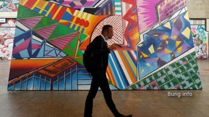 Graffiti im Bahnhof Stuttgart - abstrakt, bunt, mit essendem Mann