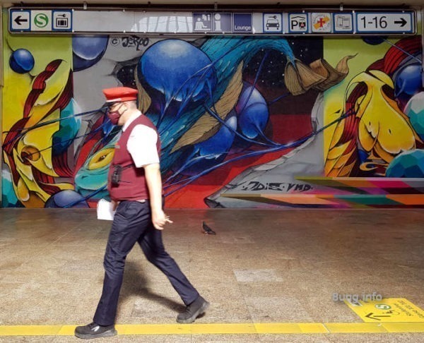 ☛ Graffiti in Stuttgart im Stadtpalais | Kulturmagazin 8ung.info Graffiti im Bahnhof Stuttgart - abstraktes Riesengemälde und Bahnmitarbeiter
