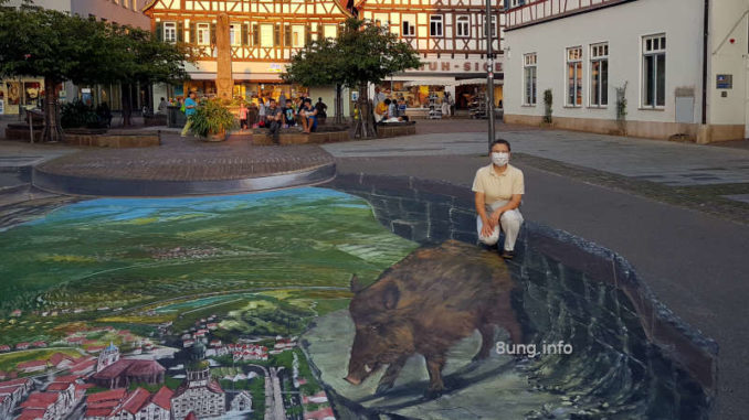 Straßenkunst mit Passantin