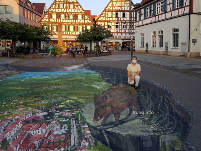 Straßenkunst mit Passantin