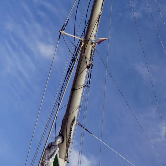 Gallionsfigur am Mast eines Segelschiffes