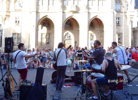 Strassenfest, Musikband mit Zuschauern