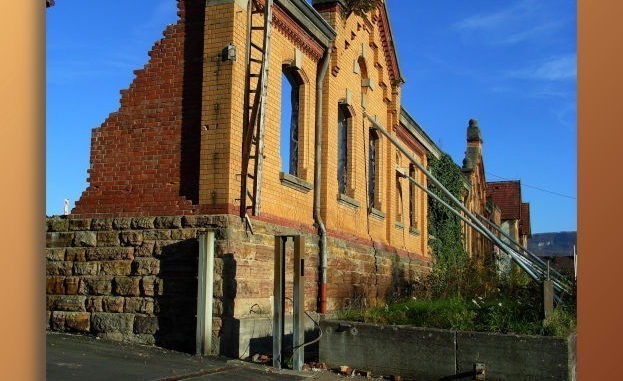 Ruine - gestützte Fassade