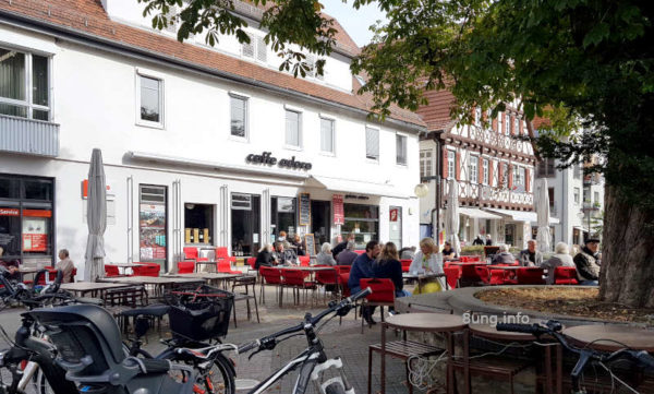 Wetter im Oktober 2020 - Gäste im Straßencafe