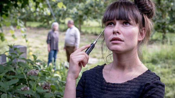 ✍ Altes Land - 2 Filme im ZDF – passend zum Novemberblues | Kulturmagazin 8ung.info Im Alten Land macht sich Anne (Svenja Liesau) ein Bild von den nötigen Renovierungsmassnahmen am Haus ihrer Tante Vera.