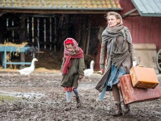 Die kleine Vera (Emilia Kowalski, l.) erreicht mit ihrer Mutter Hildegard von Kamcke (Birte Schnöink) nach einer abenteuerlichen Flucht über das Eis den zugewiesenen Hof im Alten Land.