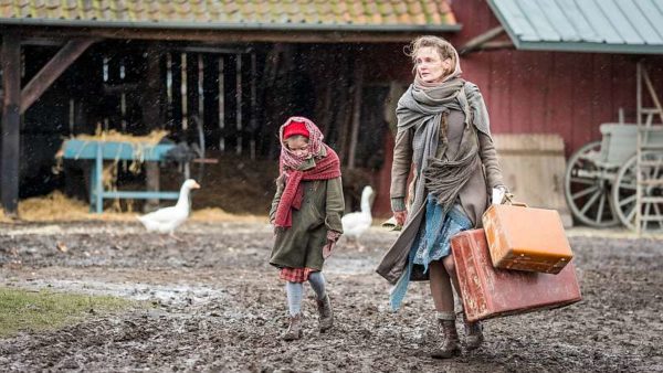 ✍ Altes Land - 2 Filme im ZDF – passend zum Novemberblues | Kulturmagazin 8ung.info Altes Land: Die kleine Vera (Emilia Kowalski, l.) erreicht mit ihrer Mutter Hildegard von Kamcke (Birte Schnöink) nach einer abenteuerlichen Flucht über das Eis den zugewiesenen Hof im Alten Land.