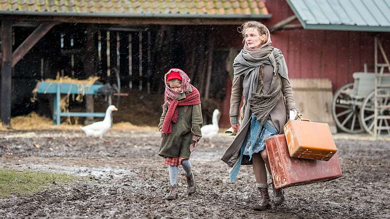 Die kleine Vera (Emilia Kowalski, l.) erreicht mit ihrer Mutter Hildegard von Kamcke (Birte Schnöink) nach einer abenteuerlichen Flucht über das Eis den zugewiesenen Hof im Alten Land.