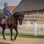 Vera Eckhoff (Iris Berben) trabt heute immer noch gerne mit ihrem stolzen Ostpreußen provokativ über den frisch geharkten Sandweg ihres Nachbarn.