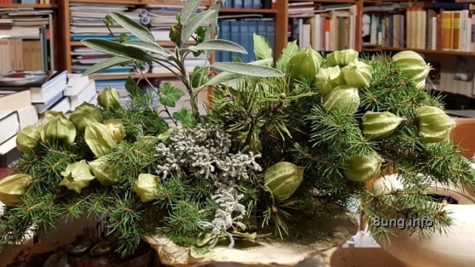 Adventsgesteck mit Physalis, Tanne, Kiefer, Heiligenkraut, Salbei