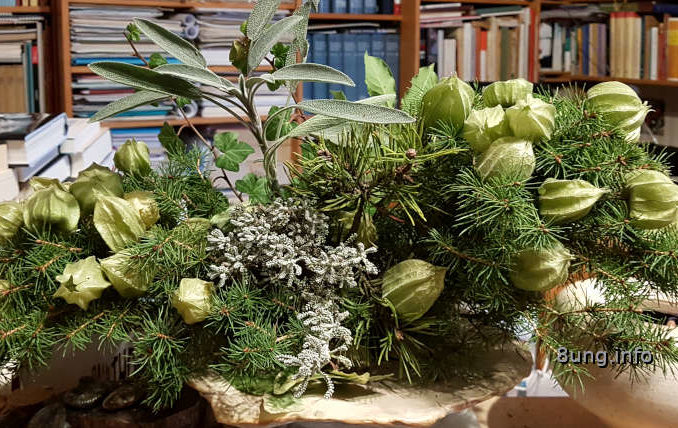Adventsgesteck mit Physalis, Tanne, Kiefer, Heiligenkraut, Salbei
