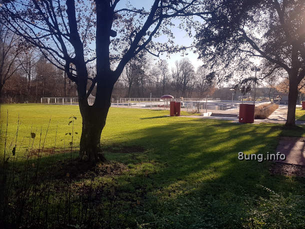 wetter am 16. Dezember - leeres Freibad im Sonnenschein