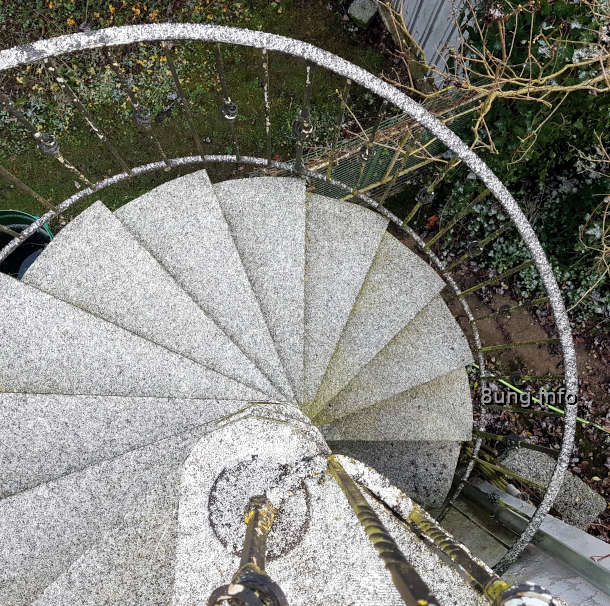 Treppe mit Schnee gepudert
