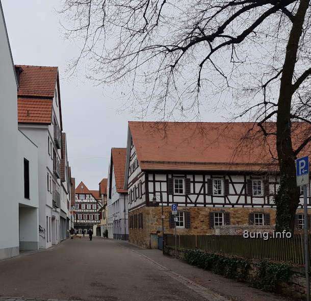 Wetter im Dezember - Grauer Himmel, leere Strasse