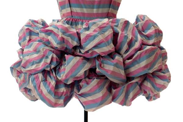 Das große Mode-Quiz. Cocktailkleid, Yves Saint Laurent für Saint Laurent rive gauche, Paris, um 1990 © Landesmuseum Württemberg, Hendrik Zwietasch