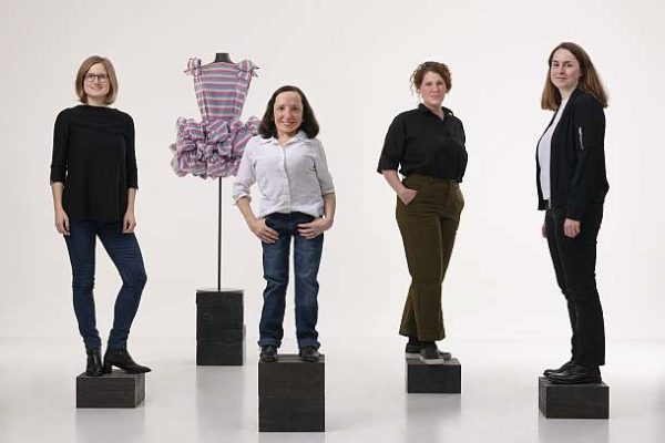 Das große Mode-Quiz: Kuratorinnenteam der Großen Landesausstellung "Fashion?! V.l.: Raffaela Sulzner M.A., Dr. Maaike von Rijn, Agnes Obenhuber M.A. und Marie Helbing M..A. © Landesmuseum Württemberg, Hendrik Zwietasch 