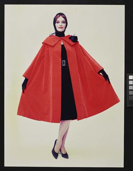 Modeaufnahme, rotes Cape, Walde Huth, 1956 © Deutsches Historisches Museum/ S. Ahlers / Archiv Schmölz+Huth - Heringson, Wuppertal