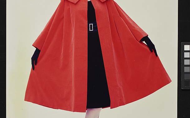 Modeaufnahme, rotes Cape, Walde Huth, 1956 © Deutsches Historisches Museum/ S. Ahlers / Archiv Schmölz+Huth - Heringson, Wuppertal