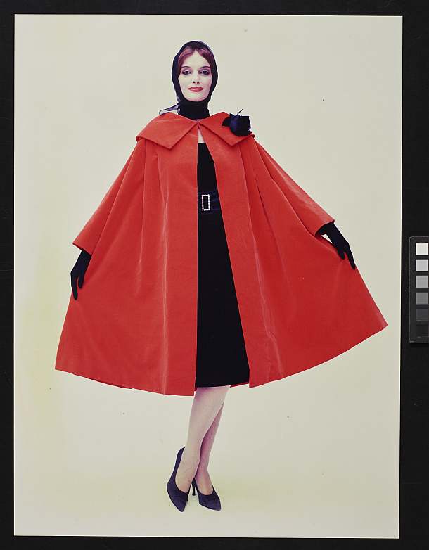 Modeaufnahme, rotes Cape, Walde Huth, 1956 © Deutsches Historisches Museum/ S. Ahlers / Archiv Schmölz+Huth - Heringson, Wuppertal