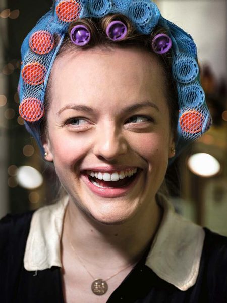 Time To Act – Lachende Elisabeth Moss mit Lockenwicklern