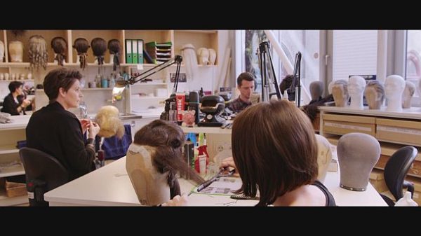 Backstage - hinter der Wiener Staatsopern-Bühne in 3sat | Kulturmagazin 8ung.info „Backstage Wiener Staatsoper“: Vor jeder Vorstellung ein Perückenservice.
© ZDF und ORF/Prisma Film