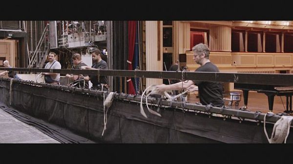 Backstage - hinter der Wiener Staatsopern-Bühne in 3sat | Kulturmagazin 8ung.info „Backstage Wiener Staatsoper“: Arbeiten am Schnürboden.
© ZDF und ORF/Prisma Film