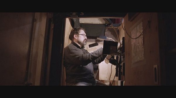 Backstage - hinter der Wiener Staatsopern-Bühne in 3sat | Kulturmagazin 8ung.info „Backstage Wiener Staatsoper“: Souffleur Lucio Golino.
© ZDF und ORF/Prisma Film