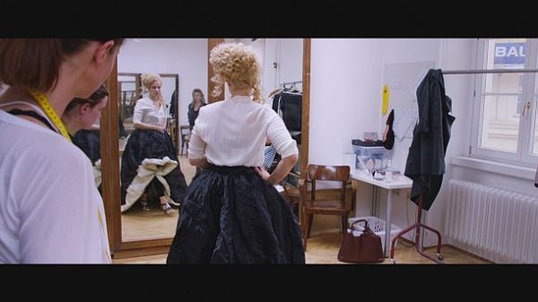 Backstage - hinter der Wiener Staatsopern-Bühne in 3sat | Kulturmagazin 8ung.info „Backstage Wiener Staatsoper“: Anprobe von Maske und Kostüm
© ZDF und ORF/Prisma Film